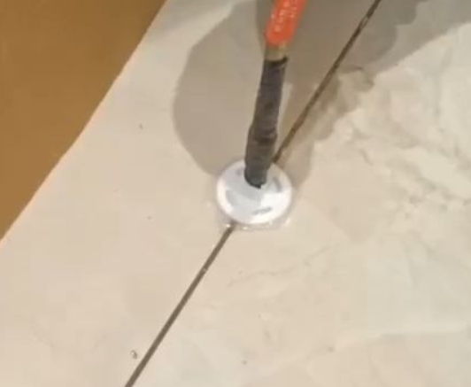 洛宁瓷砖空鼓维修公司专业解答瓷砖在铺贴过程中，如果没有涂抹均匀到位的粘结材料（如水泥砂浆或瓷砖胶），可能会导致以下问题